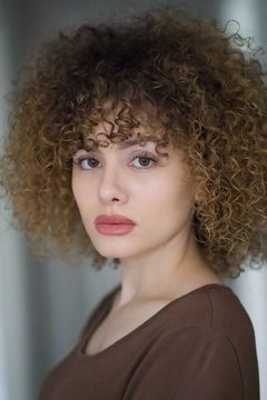 Basma Ayatte interpreta Gala Staff