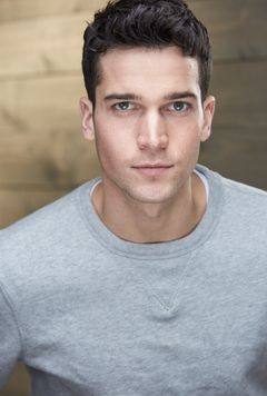 Jack Schumacher interpreta Lt. Neil'Omaha' Vikander