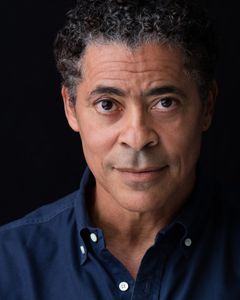 Dominic Hoffman interpreta Mr. Brown