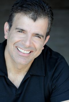 Mark Oliver interpreta Fundraiser Security