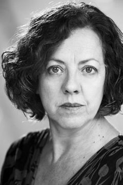 Mary Roscoe interpreta Ensemble Factory Women