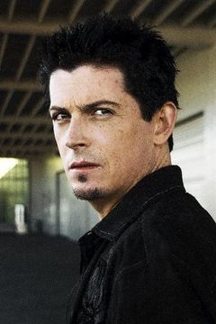 Manu Intiraymi interpreta Issac Parker