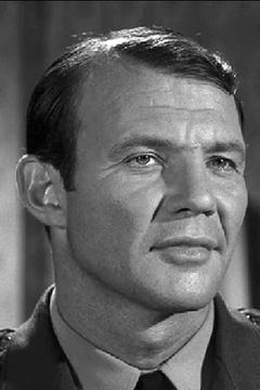 Michael Conrad interpreta Louis Costa