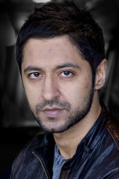 Ash Tandon interpreta Deepak Sharma