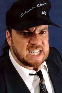 Paul Heyman interpreta English Sports Announcer
