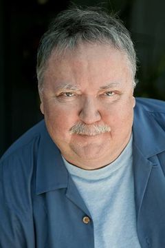 Mike Hagerty interpreta Pat Nunn