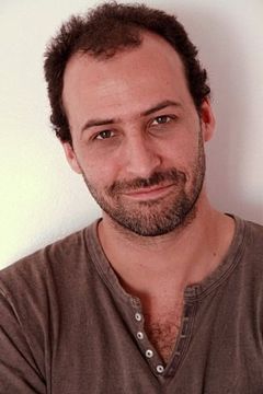 Demian Sabini interpreta Commesso Hotel Barcellona