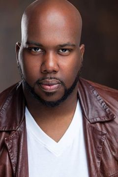 Jock McKissic interpreta Carl the Mechanic