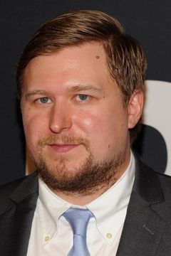 Michael Chernus interpreta Theodore Bikel