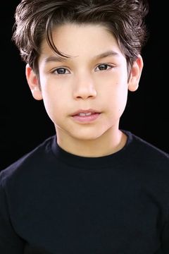 Evan Whitten interpreta Ricky