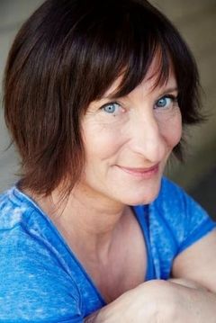 Moya Brady interpreta Abusive Bystander