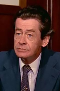 Dennis Bourke interpreta Albert von Eisenburg
