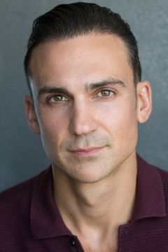 Henry Lloyd-Hughes interpreta Mason Mitchell
