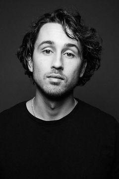 Armand Rosbak interpreta Bas