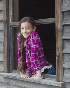 Maya Gunther interpreta Young Girl