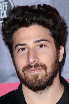 Jake Hoffman interpreta Hotel Bellboy
