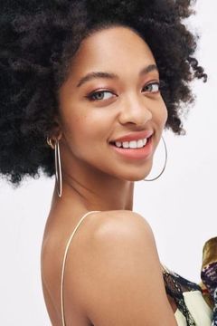 Zolee Griggs interpreta Billie