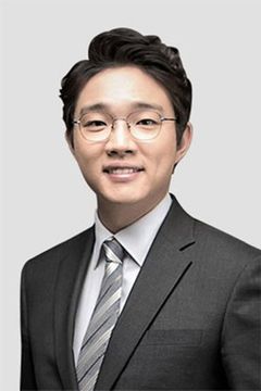 Na Gyeong-cheol interpreta News Anchor