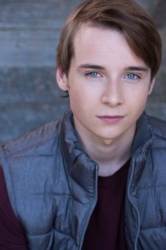 C.J. Valleroy interpreta Young Louis