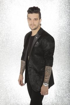 Mark Ballas interpreta Hogwarts Schoolboy (uncredited)
