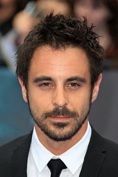 Emun Elliott interpreta Adult Trent