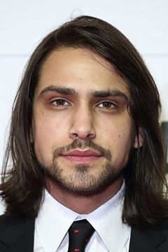 Luke Pasqualino interpreta Grey