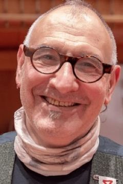 Jonathan Blake interpreta Oberstein