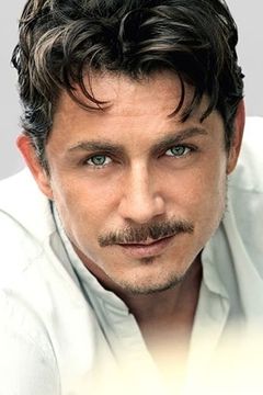 Petrônio Gontijo interpreta Pedro