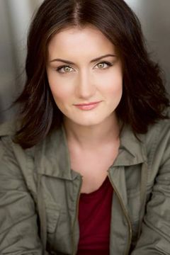 Amanda Martin interpreta Flight Attendant