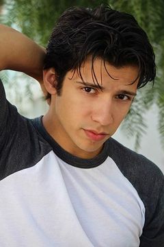 Kevin Alves interpreta Travis Martinez