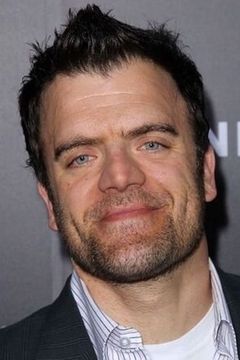 Kevin Weisman interpreta Gil