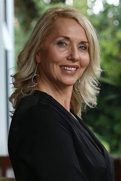 Catharine Cooke interpreta Aunt Mathilda