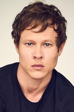 Guy Wilson interpreta Johnny