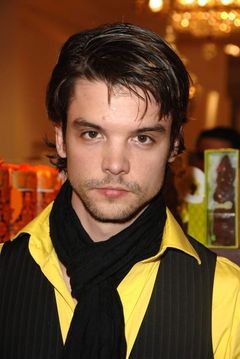 Andrew-Lee Potts interpreta Mailbox Guy