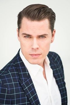 Justin Stone interpreta Sky View Bartender