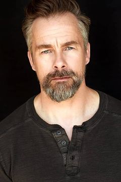 Chris Bradford interpreta Fireman