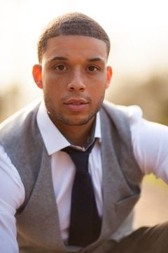 Roland Buck III interpreta Greaser