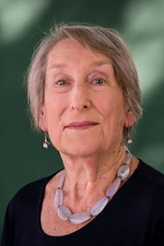 Janet Henfrey interpreta Alice