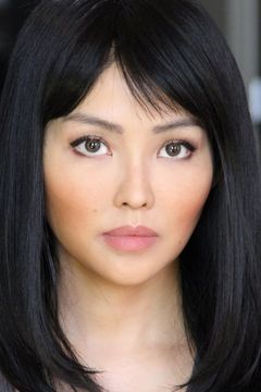 Elizabeth Tan interpreta Emma Taylor