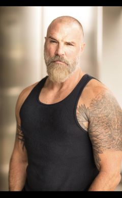 Tim Holmes interpreta Strongman