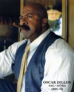 Oscar Dillon interpreta Harvey's Thug