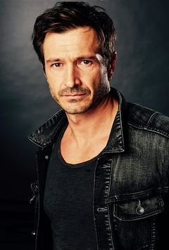 Alexandre Varga interpreta Mathieu Brémond