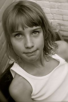 Billie Calmeau interpreta Girl at Airport