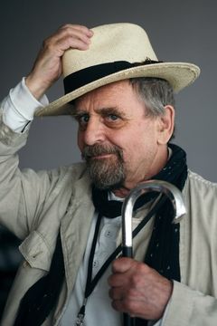 Sylvester McCoy interpreta Amado