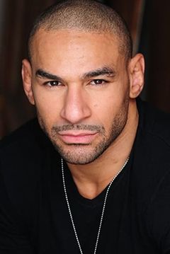Jay Hieron interpreta Resistance fighter