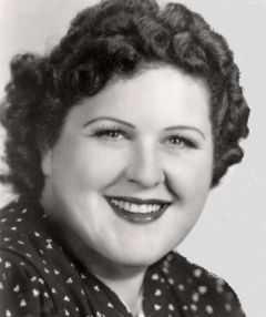 June Gittelson interpreta Woman at Station (uncredited)