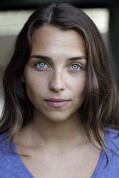 Erin Armstrong interpreta Cassie Perez