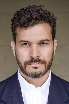 Luis Torrecilla interpreta Max's Father