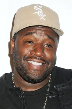 Corey Holcomb interpreta Otis / Alzado