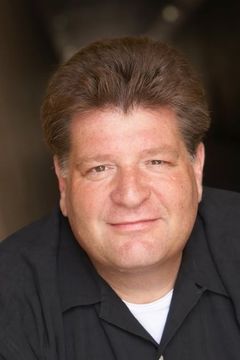 Stephen Lee interpreta Sgt. Schneider